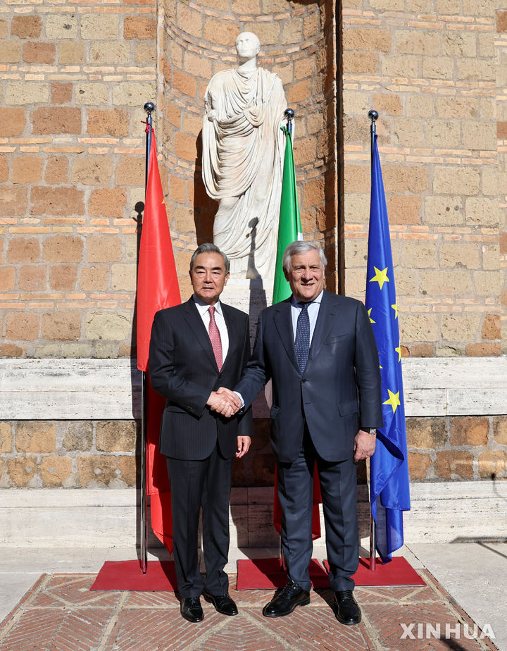 [로마= 신화/뉴시스] 중국-이탈리아 수교 55주년을 맞아 중국의 왕이 외교부장이 8일 로마를 방문해 안토니오 타자니 부총리 겸 외무장관(오른쪽)과 악수하고 있다.&nbsp; 2025. 10.09. 