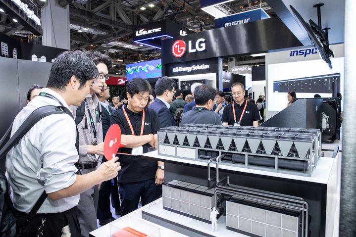 [서울=뉴시스] 고승민 기자 = LG전자, LG CNS, LG에너지솔루션 3사가 지난 8일부터 양일간 싱가포르에서 열린 ‘데이터센터 월드 아시아(Data Center World Asia) 2025’에서 '원(One) LG’ 통합 솔루션을 앞세워 참가했다. 관람객들이 평택 칠러공장 내 마련된 ‘AI 데이터센터 전용 테스트베드’ 축소 모형을 살펴보고 있다. (사진=LG전자 제공) 2025.10.09. photo@newsis.com *재판매 및 DB 금지