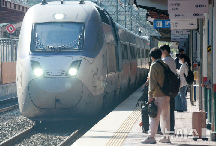 [전주=뉴시스] 김얼 기자 = 추석연휴 마지막 날인 9일 전북 전주시 전주역에서 귀경열차가 들어서고 있다. 2025.10.09. pmkeul@newsis.com
