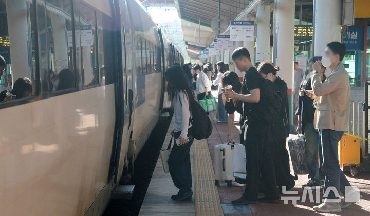 [전주=뉴시스] 김얼 기자 = 추석연휴 마지막 날인 9일 전북 전주시 전주역에서 귀경객들이 귀경열차에 탑승하고 있다. 2025.10.09. pmkeul@newsis.com