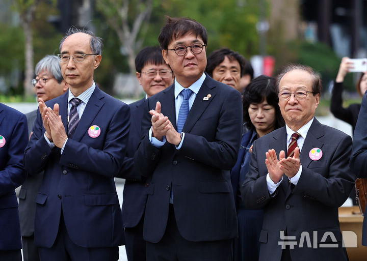 [서울=뉴시스] 최진석 기자 = 최휘영 문화체육관광부 장관이 579돌 한글날인 9일 오전 서울 광화문광장 세종대왕 동상에 헌화에 앞서 손뼉치고 있다. 2025.10.09. myjs@newsis.com