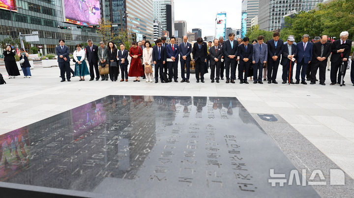 [서울=뉴시스] 최진석 기자 = 최휘영 문화체육관광부 장관이 579돌 한글날인 9일 오전 서울 광화문광장 세종대왕 동상에 헌화에 앞서 한글·국어 관련 단체 관계자들과 묵념하고 있다. 2025.10.09. myjs@newsis.com