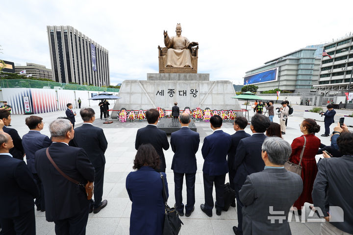 [서울=뉴시스] 최진석 기자 = 579돌 한글날인 9일 오전 서울 광화문광장 세종대왕 동상에 최휘영 문화체육관광부 장관을 비록한 한글·국어 관련 단체 관계자들이 헌화하고 있다. 2025.10.09. myjs@newsis.com