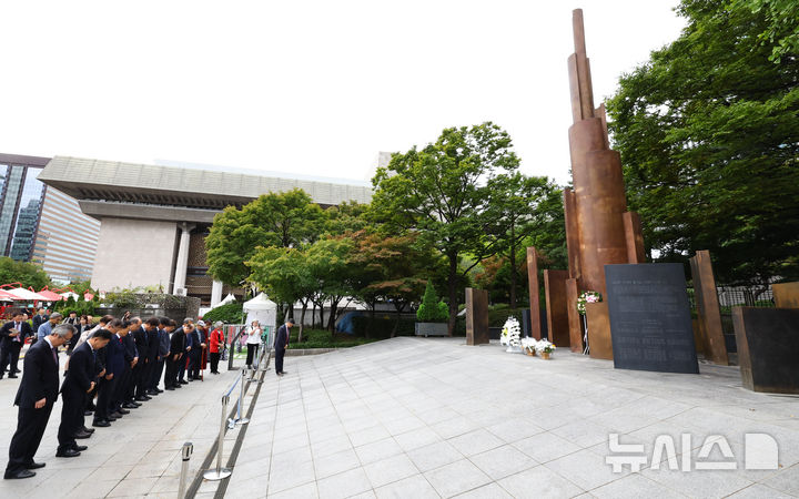 [서울=뉴시스] 최진석 기자 = 최휘영 문화체육관광부 장관이 579돌 한글날인 9일 오전 서울 광화문광장 인근 조선어학회한말글수호기념탑을 찾아 묵념하고 있다. 2025.10.09. myjs@newsis.com