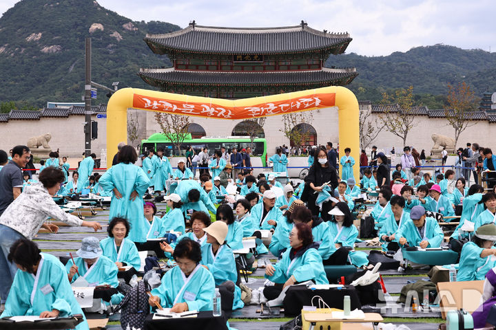 [서울=뉴시스] 최진석 기자 = 579돌 한글날인 9일 오전 서울 광화문광장에서 광화문광장 휘호대회가 열리고 있다. 2025.10.09. myjs@newsis.com