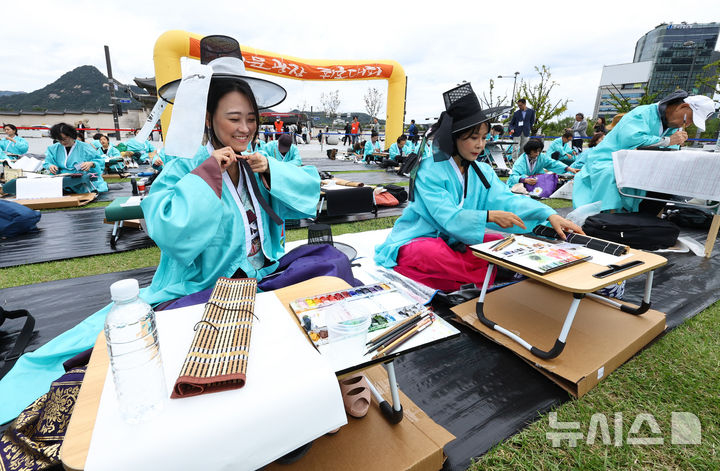 [서울=뉴시스] 최진석 기자 = 579돌 한글날인 9일 오전 서울 광화문광장에서 열린 광화문광장 휘호대회에서 갓을 쓴 참가자들이 대회 준비를 하고 있다. 2025.10.09. myjs@newsis.com