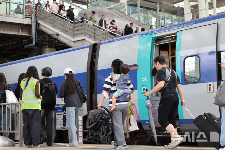 [서울=뉴시스] 권창회 기자 = 추석연휴 마지막날인 9일 오전 서울 용산구 서울역에서 귀경객들이 기차에서 내려 이동하고 있다. 2025.10.09. kch0523@newsis.com