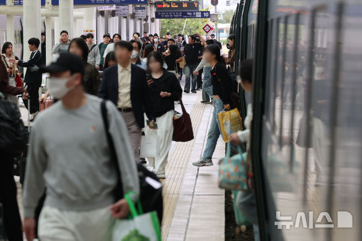 [서울=뉴시스] 권창회 기자 = 추석연휴 마지막날인 9일 오전 서울 용산구 서울역에서 귀경객들이 기차에서 내려 이동하고 있다. 2025.10.09. kch0523@newsis.com