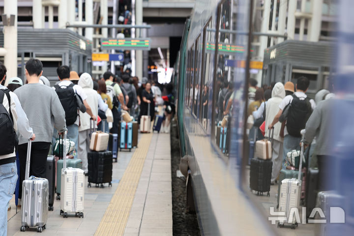 [서울=뉴시스] 권창회 기자 = 추석연휴 마지막날인 9일 오전 서울 용산구 서울역에서 귀경객들이 기차에서 내려 이동하고 있다. 2025.10.09. kch0523@newsis.com