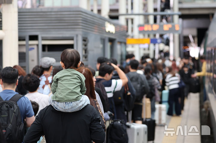[서울=뉴시스] 권창회 기자 = 추석연휴 마지막날인 9일 오전 서울 용산구 서울역에서 귀경객들이 기차에서 내려 이동하고 있다. 2025.10.09. kch0523@newsis.com