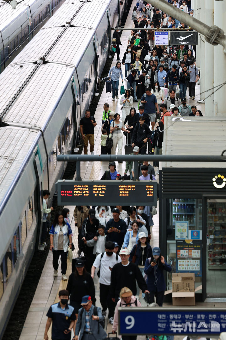 [서울=뉴시스] 권창회 기자 = 추석연휴 마지막날인 9일 오전 서울 용산구 서울역에서 귀경객들이 기차에서 내려 이동하고 있다. 2025.10.09. kch0523@newsis.com