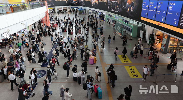[서울=뉴시스] 권창회 기자 = 추석연휴 마지막날인 9일 오전 서울 용산구 서울역에서 귀경객들이 기차에서 내려 이동하고 있다. 2025.10.09. kch0523@newsis.com
