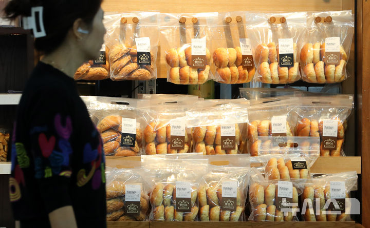 [서울=뉴시스] 김혜진 기자 = 사진은 지난달 9일 서울 시내 한 대형마트에 빵이 진열돼 있는 모습. 2025.10.09. jini@newsis.com