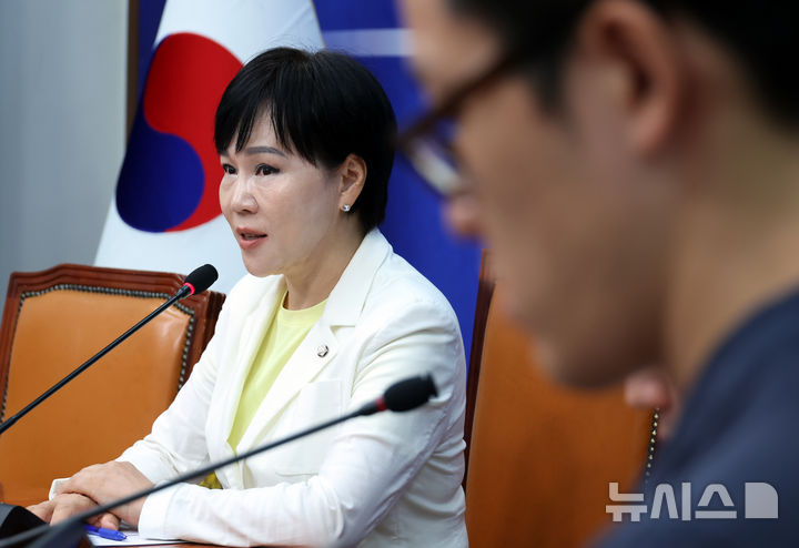 [서울=뉴시스] 고승민 기자 = 전현희 더불어민주당 수석최고위원이 9일 서울 여의도 국회에서 현안 기자간담회를 하고 있다. 2025.10.09. kkssmm99@newsis.com