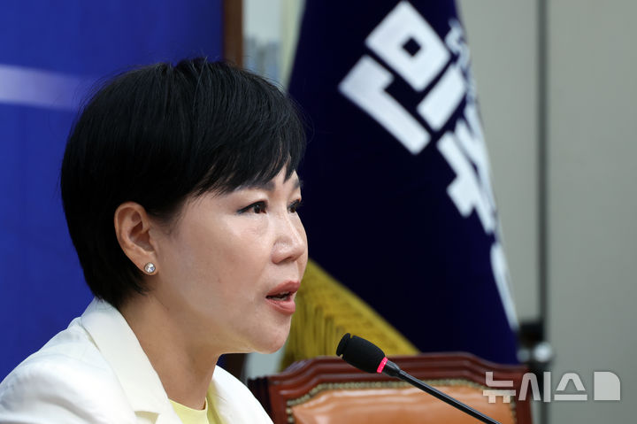 [서울=뉴시스] 고승민 기자 = 전현희 더불어민주당 수석최고위원이 9일 서울 여의도 국회에서 현안 기자간담회를 하고 있다. 2025.10.09. kkssmm99@newsis.com