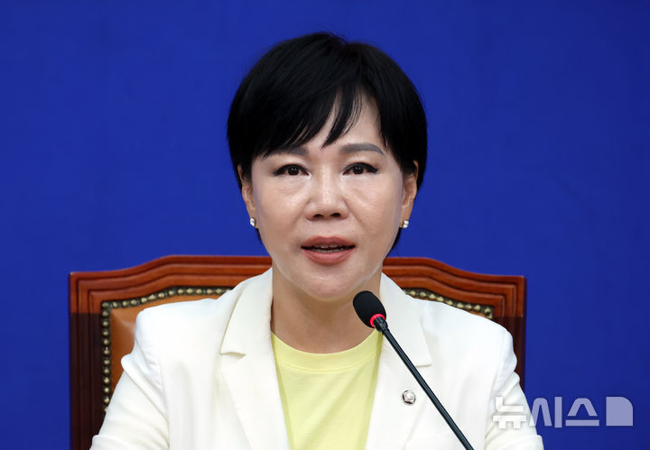 [서울=뉴시스] 고승민 기자 = 전현희 더불어민주당 수석최고위원이 9일 서울 여의도 국회에서 현안 기자간담회를 하고 있다. 2025.10.09. kkssmm99@newsis.com