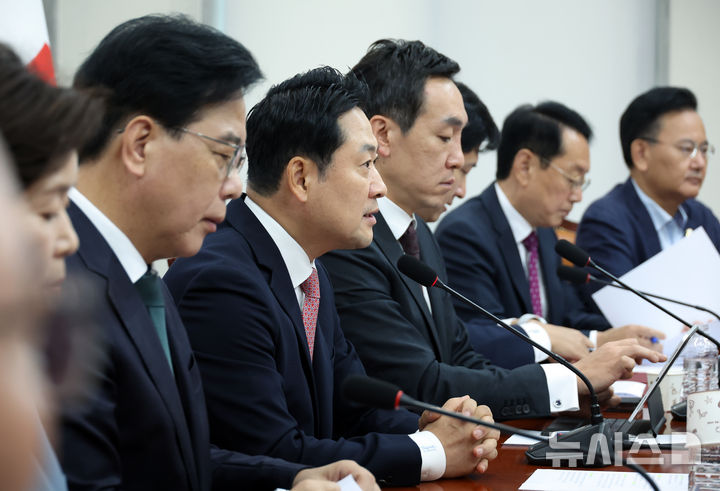 [서울=뉴시스] 고승민 기자 = 장동혁 국민의힘 대표가 9일 서울 여의도 국회에서 열린 최고위원회의에서 발언하고 있다. 2025.10.09. kkssmm99@newsis.com