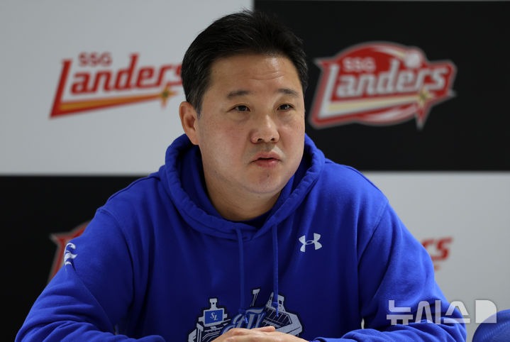 [인천=뉴시스] 조성우 기자 = 박진만 삼성 라이온즈 감독이 9일 인천 미추홀구 SSG랜더스필드에서 2025 KBO 포스트시즌 준플레이오프 1차전 SSG 랜더스와 경기를 앞두고 인터뷰를 하고 있다. 2025.10.09. xconfind@newsis.com