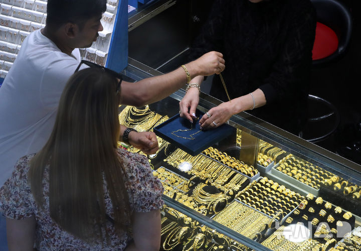 [서울=뉴시스] 김혜진 기자 = 9일 서울 시내 한 금은방에서 고객이 상담을 받고 있다.  인플레이션 우려와 글로벌 경기 불확실성, 미 달러화 약세가 겹치면서 국제 금값이 연일 최고치를 경신하며 온스당 4000달러대를 기록했다. 2025.10.09. jini@newsis.com