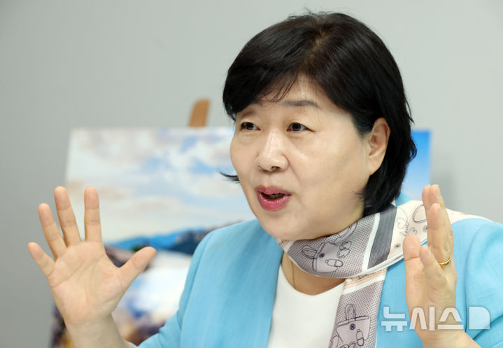 [서울=뉴시스] 고승민 기자 = 서영교 더불어민주당 의원이 서울 여의도 국회 의원회관에서 뉴시스와 인터뷰를 하고 있다. 2025.10.10. kkssmm99@newsis.com