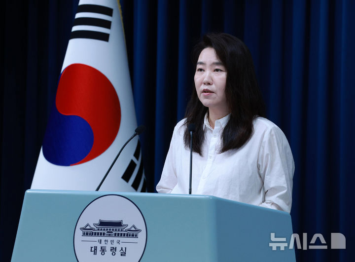 [서울=뉴시스] 고범준 기자 = 강유정 대변인이 9일 서울 용산 대통령실 청사에서 우리 국민이 탑승한 선박이 이스라엘군에 나포된 상항과 관련 브리핑을 하고 있다. 2025.10.09. bjko@newsis.com