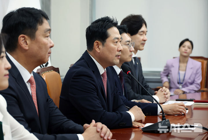 [서울=뉴시스] 고승민 기자 = 장동혁 국민의힘 대표가 9일 서울 여의도 국회에서 기자간담회를 하고 있다. 2025.10.09. kkssmm99@newsis.com