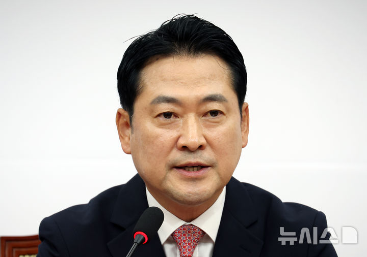 [서울=뉴시스] 고승민 기자 = 장동혁 국민의힘 대표가 9일 서울 여의도 국회에서 기자간담회를 하고 있다. 2025.10.09. kkssmm99@newsis.com