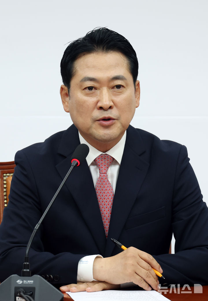 [서울=뉴시스] 고승민 기자 = 장동혁 국민의힘 대표가 9일 서울 여의도 국회에서 기자간담회를 하고 있다. 2025.10.09. kkssmm99@newsis.com