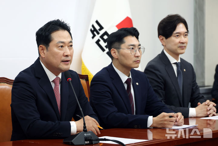[서울=뉴시스] 고승민 기자 = 장동혁 국민의힘 대표가 9일 서울 여의도 국회에서 기자간담회를 하고 있다. 2025.10.09. kkssmm99@newsis.com