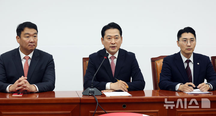 [서울=뉴시스] 고승민 기자 = 장동혁 국민의힘 대표가 9일 서울 여의도 국회에서 기자간담회를 하고 있다. 2025.10.09. kkssmm99@newsis.com