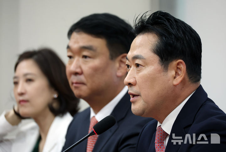 [서울=뉴시스] 고승민 기자 = 장동혁 국민의힘 대표가 9일 서울 여의도 국회에서 기자간담회를 하고 있다. 2025.10.09. kkssmm99@newsis.com