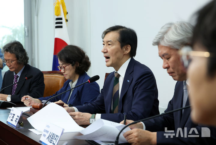 [서울=뉴시스] 고승민 기자 = 조국 조국혁신당 비상대책위원장이 9일 서울 여의도 국회에서 기자간담회를 하고 있다. 2025.10.09. kkssmm99@newsis.com