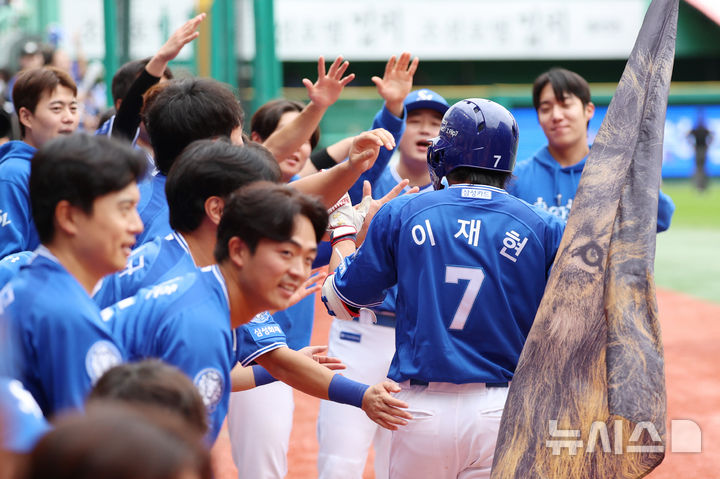 [인천=뉴시스] 조성우 기자 = 9일 인천 미추홀구 SSG랜더스필드에서 열린 2025 KBO 포스트시즌 준플레이오프 1차전 삼성 라이온즈와 SSG 랜더스의 경기, 삼성 1회초 공격 선두타자 이재현이 솔로 홈런을 때린 뒤 동료들과 하이파이브하고 있다. 2025.10.09. xconfind@newsis.com