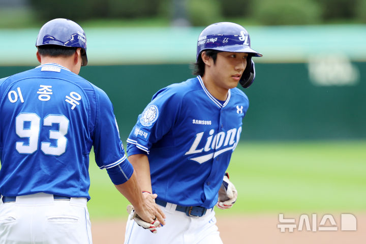 [인천=뉴시스] 조성우 기자 = 9일 인천 미추홀구 SSG랜더스필드에서 열린 2025 KBO 포스트시즌 준플레이오프 1차전 삼성 라이온즈와 SSG 랜더스의 경기, 삼성 1회초 공격 선두타자 이재현이 솔로 홈런을 때린 뒤 이종욱 코치와 하이파이브하고 있다. 2025.10.09. xconfind@newsis.com