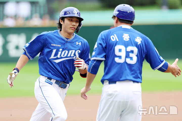 [인천=뉴시스] 조성우 기자 = 9일 인천 미추홀구 SSG랜더스필드에서 열린 2025 KBO 포스트시즌 준플레이오프 1차전 삼성 라이온즈와 SSG 랜더스의 경기, 삼성 1회초 공격 선두타자 이재현이 솔로 홈런을 때린 뒤 이종욱 코치와 하이파이브하고 있다. 2025.10.09. xconfind@newsis.com