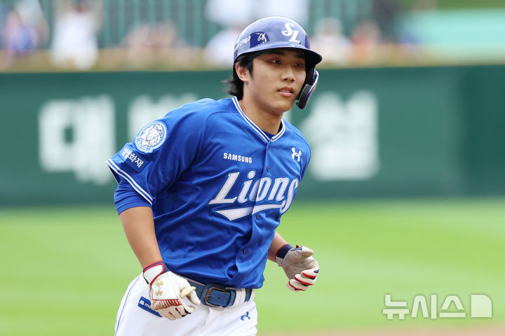 [인천=뉴시스] 조성우 기자 = 9일 인천 미추홀구 SSG랜더스필드에서 열린 2025 KBO 포스트시즌 준플레이오프 1차전 삼성 라이온즈와 SSG 랜더스의 경기, 삼성 1회초 공격 선두타자 이재현이 솔로 홈런을 때린 뒤 그라운드를 돌고 있다. 2025.10.09. xconfind@newsis.com