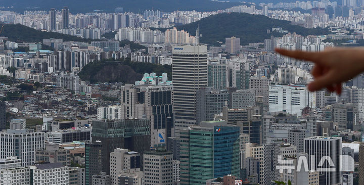 [서울=뉴시스] 김혜진 기자 = 9일 서울 중구 남산에서 서울시내 아파트가 보이고 있다.  수도권과 지방 아파트 가격 격차가 약 17년 만에 가장 벌어진 것으로 밝혀졌다. 한국은행 경제통계시스템에 따르면 지난 7월 아파트 매매 실거래가격 지수는 수도권과 지방이 각각 152.0, 105.2를 기록했다. 2025.10.09. jini@newsis.com