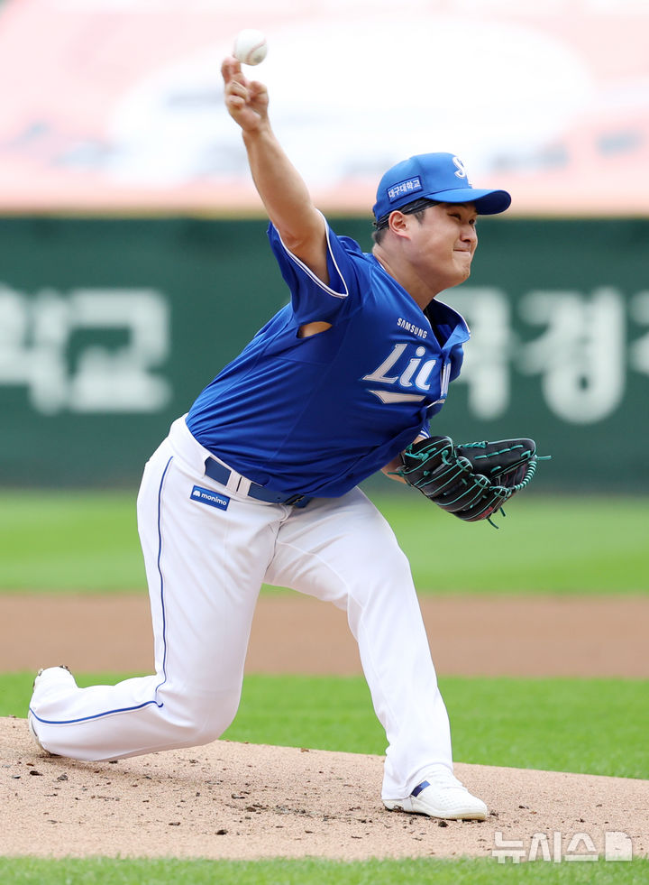 [인천=뉴시스] 조성우 기자 = 9일 인천 미추홀구 SSG랜더스필드에서 열린 2025 KBO 포스트시즌 준플레이오프 1차전 삼성 라이온즈와 SSG 랜더스의 경기, 삼성 선발투수 최원태가 역투하고 있다. 2025.10.09. xconfind@newsis.com