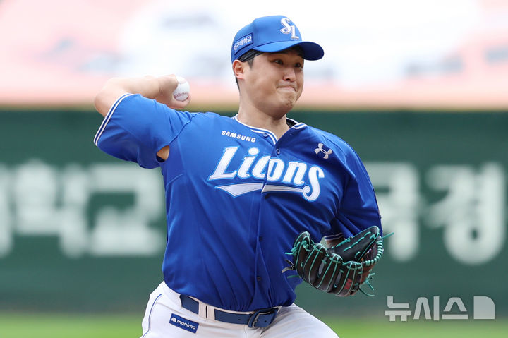 [인천=뉴시스] 조성우 기자 = 9일 인천 미추홀구 SSG랜더스필드에서 열린 2025 KBO 포스트시즌 준플레이오프 1차전 삼성 라이온즈와 SSG 랜더스의 경기, 삼성 선발투수 최원태가 역투하고 있다. 2025.10.09. xconfind@newsis.com