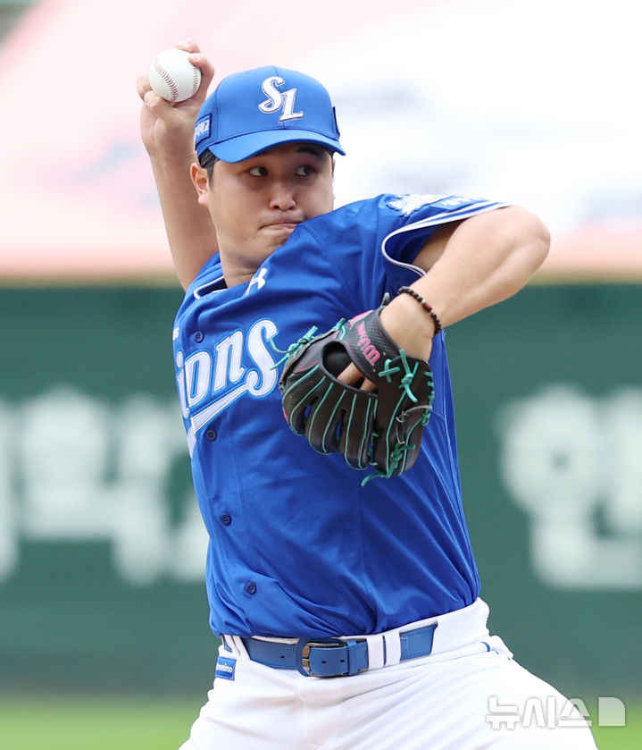 [인천=뉴시스] 조성우 기자 = 9일 인천 미추홀구 SSG랜더스필드에서 열린 2025 KBO 포스트시즌 준플레이오프 1차전 삼성 라이온즈와 SSG 랜더스의 경기, 삼성 선발투수 최원태가 역투하고 있다. 2025.10.09. xconfind@newsis.com