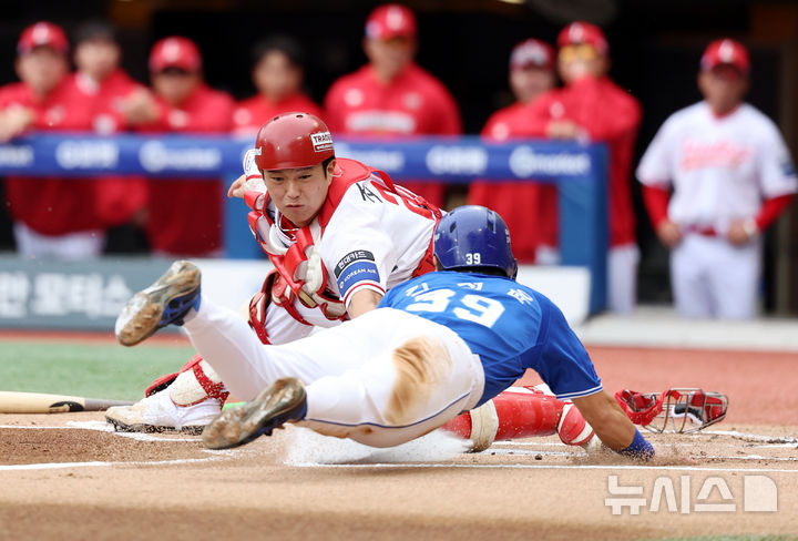 [인천=뉴시스] 조성우 기자 = 9일 인천 미추홀구 SSG랜더스필드에서 열린 2025 KBO 포스트시즌 준플레이오프 1차전 삼성 라이온즈와 SSG 랜더스의 경기, SSG 포수 조형우가 삼성 1회초 공격 1사 주자 3루서 디아즈의 유격수 앞 땅볼 때 3루 주자 김성윤을 태그아웃시키고 있다. 2025.10.09. xconfind@newsis.com