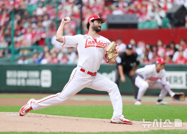 [인천=뉴시스] 조성우 기자 = 9일 인천 미추홀구 SSG랜더스필드에서 열린 2025 KBO 포스트시즌 준플레이오프 1차전 삼성 라이온즈와 SSG 랜더스의 경기, SSG 선발투수 미치 화이트가 역투하고 있다. 2025.10.09. xconfind@newsis.com