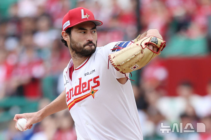 [인천=뉴시스] 조성우 기자 = 9일 인천 미추홀구 SSG랜더스필드에서 열린 2025 KBO 포스트시즌 준플레이오프 1차전 삼성 라이온즈와 SSG 랜더스의 경기, SSG 선발투수 미치 화이트가 역투하고 있다. 2025.10.09. xconfind@newsis.com