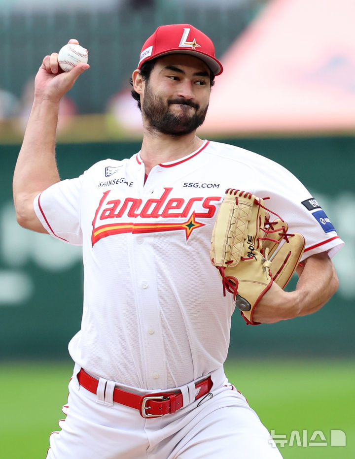 [인천=뉴시스] 조성우 기자 = 9일 인천 미추홀구 SSG랜더스필드에서 열린 2025 KBO 포스트시즌 준플레이오프 1차전 삼성 라이온즈와 SSG 랜더스의 경기, SSG 선발투수 미치 화이트가 역투하고 있다. 2025.10.09. xconfind@newsis.com