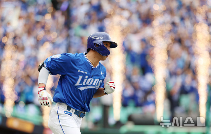 [인천=뉴시스] 조성우 기자 = 9일 인천 미추홀구 SSG랜더스필드에서 열린 2025 KBO 포스트시즌 준플레이오프 1차전 삼성 라이온즈와 SSG 랜더스의 경기, 삼성 3회초 공격 무사 주자 1루서 김영웅이 2점 홈런을 때린 뒤 그라운드를 돌고 있다. 2025.10.09. xconfind@newsis.com