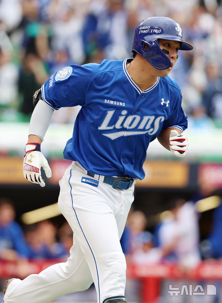 [인천=뉴시스] 조성우 기자 = 9일 인천 미추홀구 SSG랜더스필드에서 열린 2025 KBO 포스트시즌 준플레이오프 1차전 삼성 라이온즈와 SSG 랜더스의 경기, 삼성 3회초 공격 무사 주자 1루서 김영웅이 2점 홈런을 때린 뒤 그라운드를 돌고 있다. 2025.10.09. xconfind@newsis.com