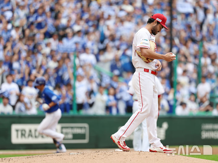 [인천=뉴시스] 조성우 기자 = 9일 인천 미추홀구 SSG랜더스필드에서 열린 2025 KBO 포스트시즌 준플레이오프 1차전 삼성 라이온즈와 SSG 랜더스의 경기, SSG 선발 화이트가 삼성 3회초 공격 무사 주자 1루서 김영웅에게 2점 홈런을 허용한 뒤 아쉬운 표정을 짓고 있다. 2025.10.09. xconfind@newsis.com