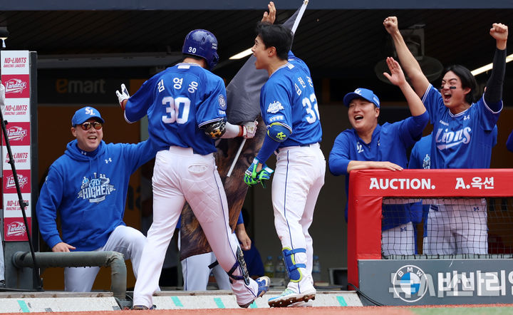 [인천=뉴시스] 조성우 기자 = 9일 인천 미추홀구 SSG랜더스필드에서 열린 2025 KBO 포스트시즌 준플레이오프 1차전 삼성 라이온즈와 SSG 랜더스의 경기, 삼성 3회초 공격 무사 주자 1루서 김영웅이 2점 홈런을 때린 뒤 박진만 감독과 하이파이브 하고 있다. 2025.10.09. xconfind@newsis.com