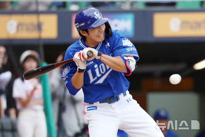 [인천=뉴시스] 조성우 기자 = 9일 인천 미추홀구 SSG랜더스필드에서 열린 2025 KBO 포스트시즌 준플레이오프 1차전 삼성 라이온즈와 SSG 랜더스의 경기, 삼성 3회초 공격 2사 주자 1, 2루서 이재현이 사구에 맞고 있다. 2025.10.09. xconfind@newsis.com