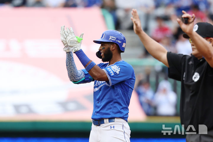 [인천=뉴시스] 조성우 기자 = 9일 인천 미추홀구 SSG랜더스필드에서 열린 2025 KBO 포스트시즌 준플레이오프 1차전 삼성 라이온즈와 SSG 랜더스의 경기, 삼성 4회초 공격 무사 주자 1루서 디아즈가 1타점 적시2루타를 때리며 출루하고 있다. 2025.10.09. xconfind@newsis.com